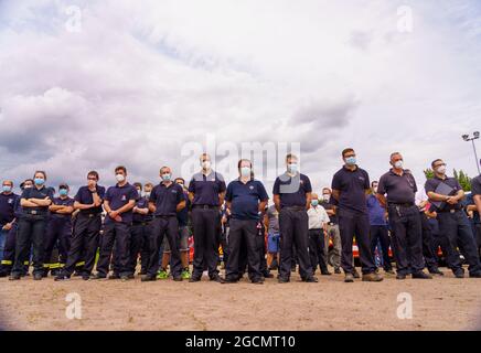 09 agosto 2021, Baviera, Hösbach: Le forze di emergenza si trovano al punto di riunione mentre partono per la Grecia. Per combattere i gravi incendi boschivi in Grecia, l'Assia sta inviando circa 160 forze di protezione civile Assiane, tra cui vigili del fuoco e assistenti dell'Agenzia federale tedesca per il soccorso tecnico (THW), ad Atene e nella regione greca di Attica. La Grecia aveva presentato una richiesta di assistenza nell'ambito del meccanismo di protezione civile dell'UE. Foto: Andreas Arnold/dpa Foto Stock