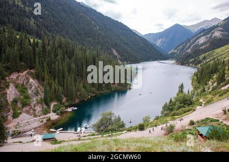 Parco naturale. Lago di montagna Kolsai in Kazakhstan. Foto Stock