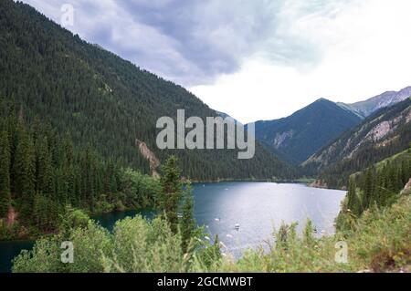 parco nazionale con lago di montagna in estate Foto Stock