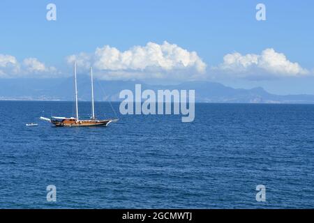 Napoli Napoli Italia Municipalita 2 barche di mare vesuvio Foto Stock