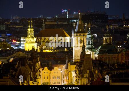 Torri della Città Vecchia di Praga (Staré město) di notte Foto Stock