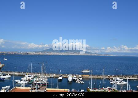 Napoli Italia Municipalita 1 mare Vesuvio castello porto barche navi edifici Foto Stock