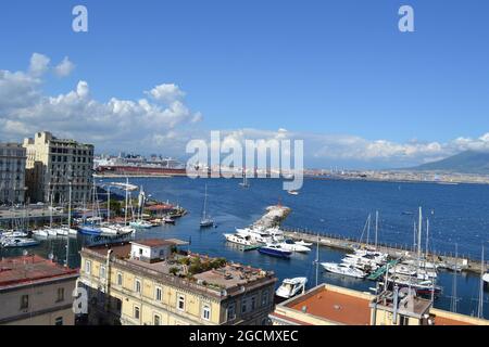 Napoli Italia Municipalita 1 mare Vesuvio castello porto barche navi edifici Foto Stock