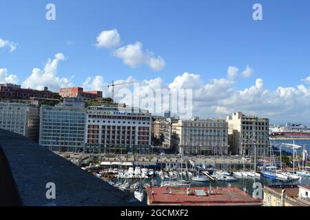 Napoli Italia Municipalita 1 mare Vesuvio castello porto barche navi edifici Foto Stock