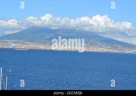 Napoli Italia Municipalita 1 mare Vesuvio castello porto barche navi edifici Foto Stock