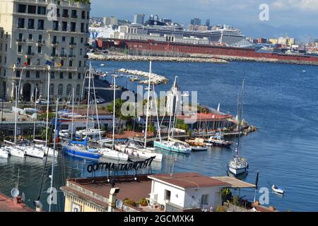 Napoli Italia Municipalita 1 mare Vesuvio castello porto barche navi edifici Foto Stock