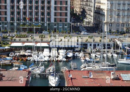 Napoli Italia Municipalita 1 mare Vesuvio castello porto barche navi edifici Foto Stock