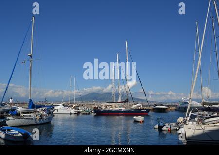 Napoli Italia Municipalita 1 mare Vesuvio castello porto barche navi edifici Foto Stock