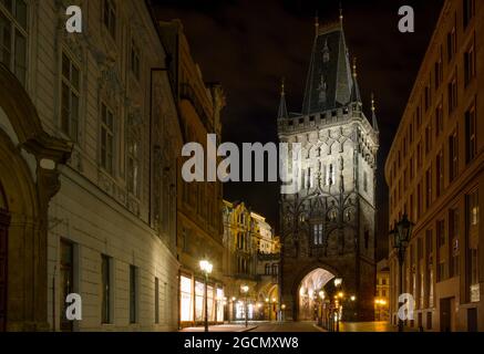 Torre delle polveri (Prašná brána) a Praga di notte Foto Stock