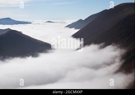 Le valli coperte di nebbia di Rigg Beck e Sail Beck visto da Causey Pike, nel Distretto dei Laghi Inglese Foto Stock