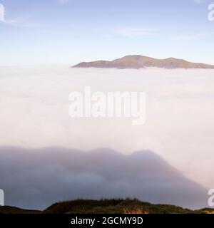 Guardando attraverso la nebbia copriva Derwent Valley da Causey Pike verso Skiddaw Foto Stock