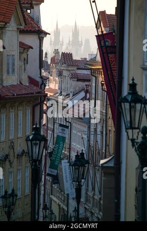 Vista mattutina dei tetti e delle torri di Praga in via Nerudova Foto Stock