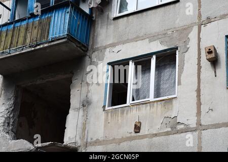 Krasnogorivka, Ucraina. 8 agosto 2021. Una vista dell'appartamento distrutto dal Shelling.A condominio residenziale a Krasnogorivka, è stato sgusciato la mattina del 5 agosto. Un civile è stato gravemente ferito nel suo appartamento. Il conflitto armato nell'Ucraina orientale continua a pagare un tributo elevato ai civili, dalla minaccia alla loro sicurezza fisica alla limitazione dell'accesso a cibo, medicinali, alloggi adeguati e scuole. Credit: SOPA Images Limited/Alamy Live News Foto Stock