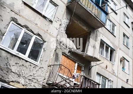 Krasnogorivka, Ucraina. 8 agosto 2021. Un appartamento distrutto dalla conchiglie è visto dal lato della strada. Un condominio residenziale a Krasnogorivka, è stato abbattuto la mattina del 5 agosto. Un civile è stato gravemente ferito nel suo appartamento. Il conflitto armato nell'Ucraina orientale continua a pagare un tributo elevato ai civili, dalla minaccia alla loro sicurezza fisica alla limitazione dell'accesso a cibo, medicinali, alloggi adeguati e scuole. (Foto di Andriy Andriyenko/SOPA Images/Sipa USA) Credit: Sipa USA/Alamy Live News Foto Stock