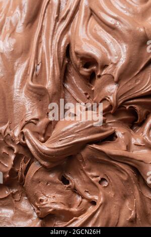 Gelato al gusto di cioccolato - dettaglio a cornice. Primo piano di una superficie marrone di gelato al cioccolato. Foto Stock