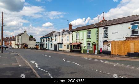 Vista su Castle Street nel villaggio di Cookley nel Worcestershire. Foto Stock