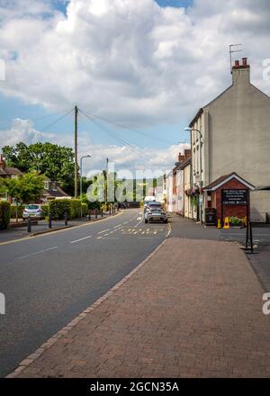 Vista su Castle Street nel villaggio di Cookley nel Worcestershire. Foto Stock