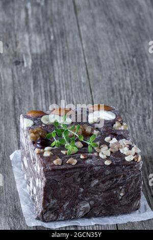 scerbet al cioccolato fatto a mano con noci isolate su un tavolo rustico in legno Foto Stock