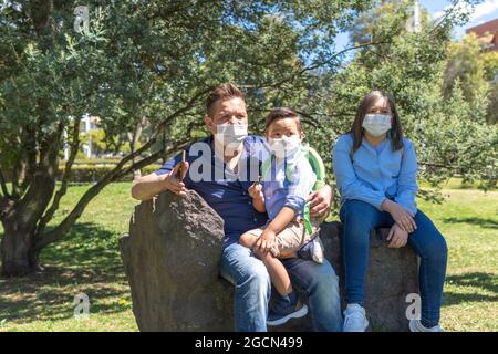 Caucasico padre con bambina indossare maschere viso sanitario all' - foto  d'archivio 2632047