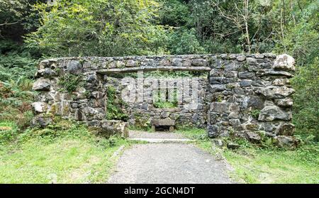 La grotta di Parkhill Wood, parte del Castle Semple Country Park, Lochwinnoch, Scozia. Originariamente costruito dalla famiglia MacDowall, è in fase di restauro Foto Stock