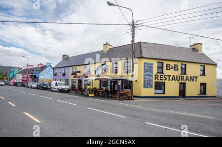 Sneem e le sue case dipinte, nella contea di Kerry Irlanda Foto Stock