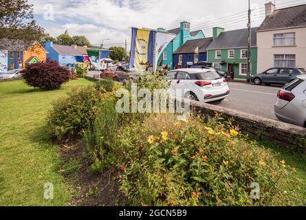 Sneem e le sue case dipinte, nella contea di Kerry Irlanda Foto Stock