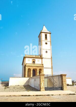 Almería, Andalusia, Spagna - 10 agosto 2020. Chiesa di Las Salinas sulla costa del Parco Naturale Cabo de Gata. Foto Stock