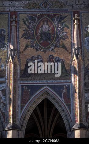 Mosaico del Giudizio universale alla porta d'Oro, Cattedrale di San Vito, Praga, Repubblica Ceca Foto Stock