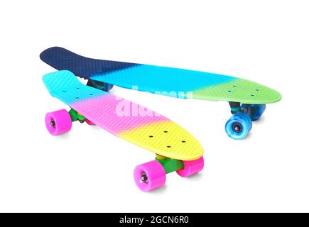 Due skateboard in plastica Rainbow Penny su sfondo bianco Foto Stock