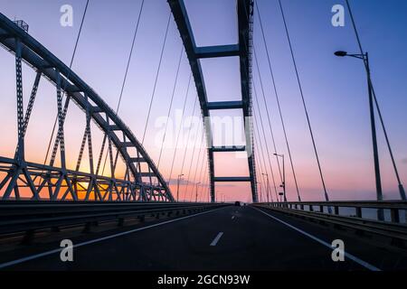 Ponte di Crimea sullo stretto di Kerch al tramonto serale. Foto Stock