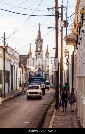 CAMAGUEY, CUBA - 25 GENNAIO 2016: Vista di una strada stretta nel centro di Camaguey. Foto Stock