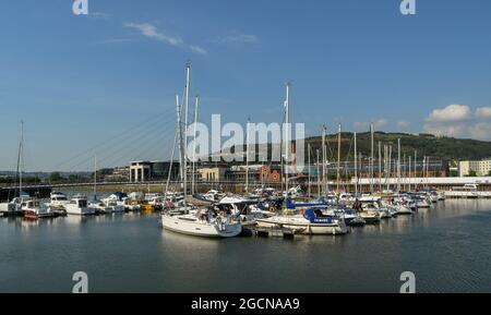 SWANSEA, GALLES - LUGLIO 2018: Vista panoramica delle barche nel porto turistico di Swansea alla luce della sera Foto Stock