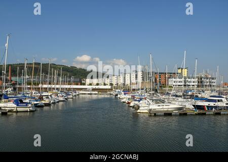 SWANSEA, GALLES - LUGLIO 2018: Vista panoramica delle barche nel porto turistico di Swansea alla luce della sera Foto Stock
