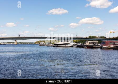 Ottawa, Canada - 2 agosto 2021: Ponte Macdonald-Cartier da Gatineau città di Quebec a Ottawa, Ontario, Canada. Barche sul fiume Ottawa su un sole Foto Stock