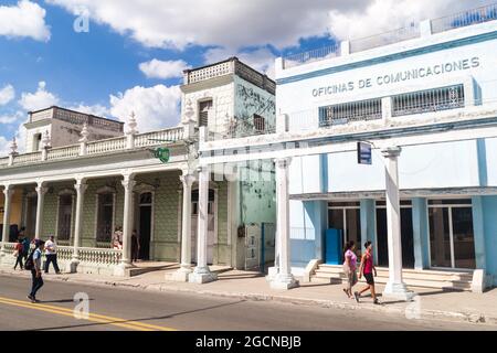 LAS TUNAS, CUBA - 27 GENNAIO 2016: Vecchi edifici nel centro di Las Tunas. Foto Stock