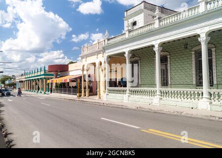 LAS TUNAS, CUBA - 27 GENNAIO 2016: Vecchi edifici nel centro di Las Tunas. Foto Stock