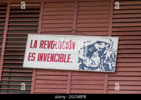 LAS TUNAS, CUBA - 27 GENNAIO 2016: Manifesto di propaganda a Las Tunas, Cuba. Dice: La rivoluzione è invincibile Foto Stock