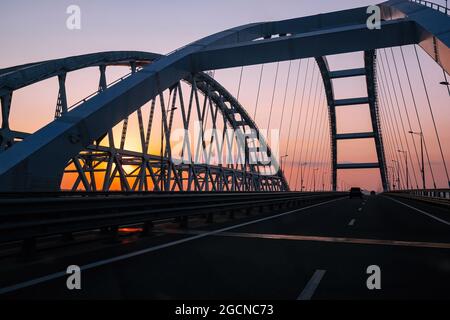 Ponte di Crimea sullo stretto di Kerch al tramonto serale. Foto Stock