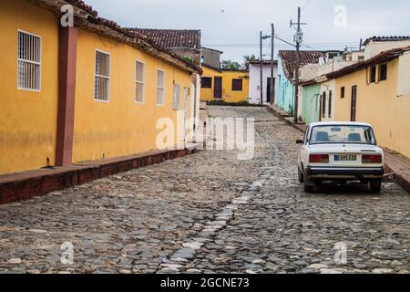 SANCTI SPIRITUS, CUBA - 7 FEBBRAIO 2016: Macchina sovietica Lada su una strada acciottolata a Sancti Spiritus. Foto Stock