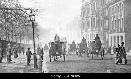 TAXI TRAINATI DA CAVALLI lungo l'Hyde Park Place di Londra circa 1890 Foto Stock