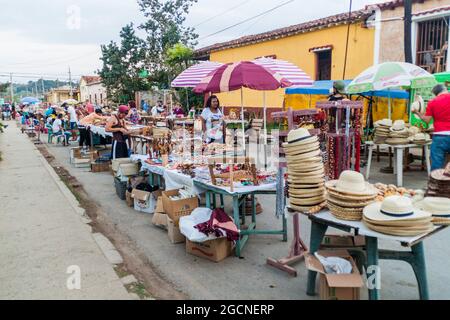 VINALES, CUBA - 17 FEBBRAIO 2016: La gente cammina lungo le bancarelle di souvenir a Vinales Foto Stock