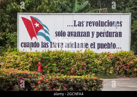 LAS TUNAS, CUBA - 27 GENNAIO 2016: Cartellone propagandistico a Plaza de la Revolucion (Piazza della Rivoluzione) a Las Tunas. Dice: Solo le rivoluzioni Foto Stock