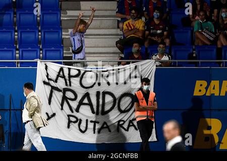 Sant Joan Despi, Spagna. 08 agosto 2021. Un tifoso del FC Barcelona mostra un banner contro Joan Laporta durante la partita di calcio pre-stagione tra il FC Barcelona e il Juventus FC. Il FC Barcelona ha vinto nel 3-0 il Juventus FC. Credit: Nicolò campo/Alamy Live News Foto Stock