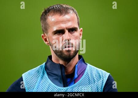 Sant Joan Despi, Spagna. 08 agosto 2021. Miralem Pjanic guarda durante la partita di calcio pre-stagione tra il FC Barcelona e il Juventus FC. Il FC Barcelona ha vinto nel 3-0 il Juventus FC. Credit: Nicolò campo/Alamy Live News Foto Stock