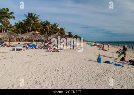 PLAYA ANCON, CUBA - 9 FEBBRAIO 2016: I turisti prendere il sole sulla spiaggia Playa Ancon vicino a Trinidad, Cuba Foto Stock