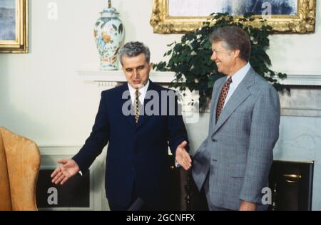 Il presidente degli Stati Uniti Jimmy carter, a destra, dà il benvenuto al presidente Nicolae Ceausescu della Repubblica socialista di Romania, a sinistra, all'Ufficio ovale della Casa Bianca a Washington, DC, il 12 aprile 1978. Il presidente e la moglie Elena Ceausescu sono nella capitale per una visita di Stato. Credit: Benjamin E. 'gene' Forte / CNP /MediaPunch Foto Stock