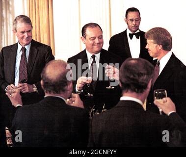 Il presidente degli Stati Uniti Jimmy carter, a destra, scambia le toast con il primo ministro francese Raymond barre, centro durante una cena alla Casa Bianca a Washington, DC il 15 settembre 1977. Il primo ministro barre si trova a Washington per due giorni di colloqui con i massimi funzionari dell'amministrazione carter. Guardando a sinistra si trova il Segretario di Stato americano Cyrus Vance.Credit: Benjamin E. 'gene' Forte / CNP /MediaPunch Foto Stock
