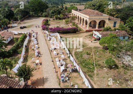 MANACA IZNAGA, CUBA - 9 FEBBRAIO 2016: Vista aerea delle bancarelle di souvenir e di un ex palazzo coloniale nel villaggio di Manaca Iznaga vicino a Trinidad, Cuba Foto Stock