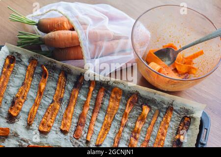 Pancetta di carote appena cotta è sul tavolo. Cibo vegetariano, sostituzione di carne, proteine vegetali Foto Stock