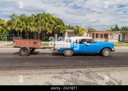 CIENFUEGOS, CUBA - 11 FEBBRAIO 2016: Auto d'epoca con un rimorchio a Cienfuegos, Cuba Foto Stock